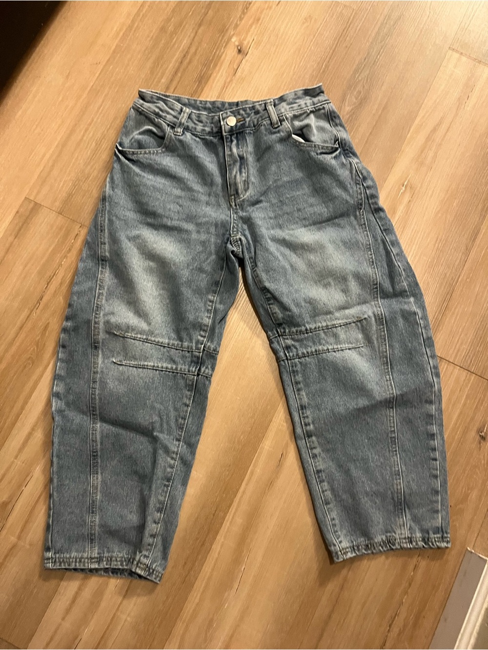 Forever 21 Women’s Relaxed Barrel Jeans in Faded Blue